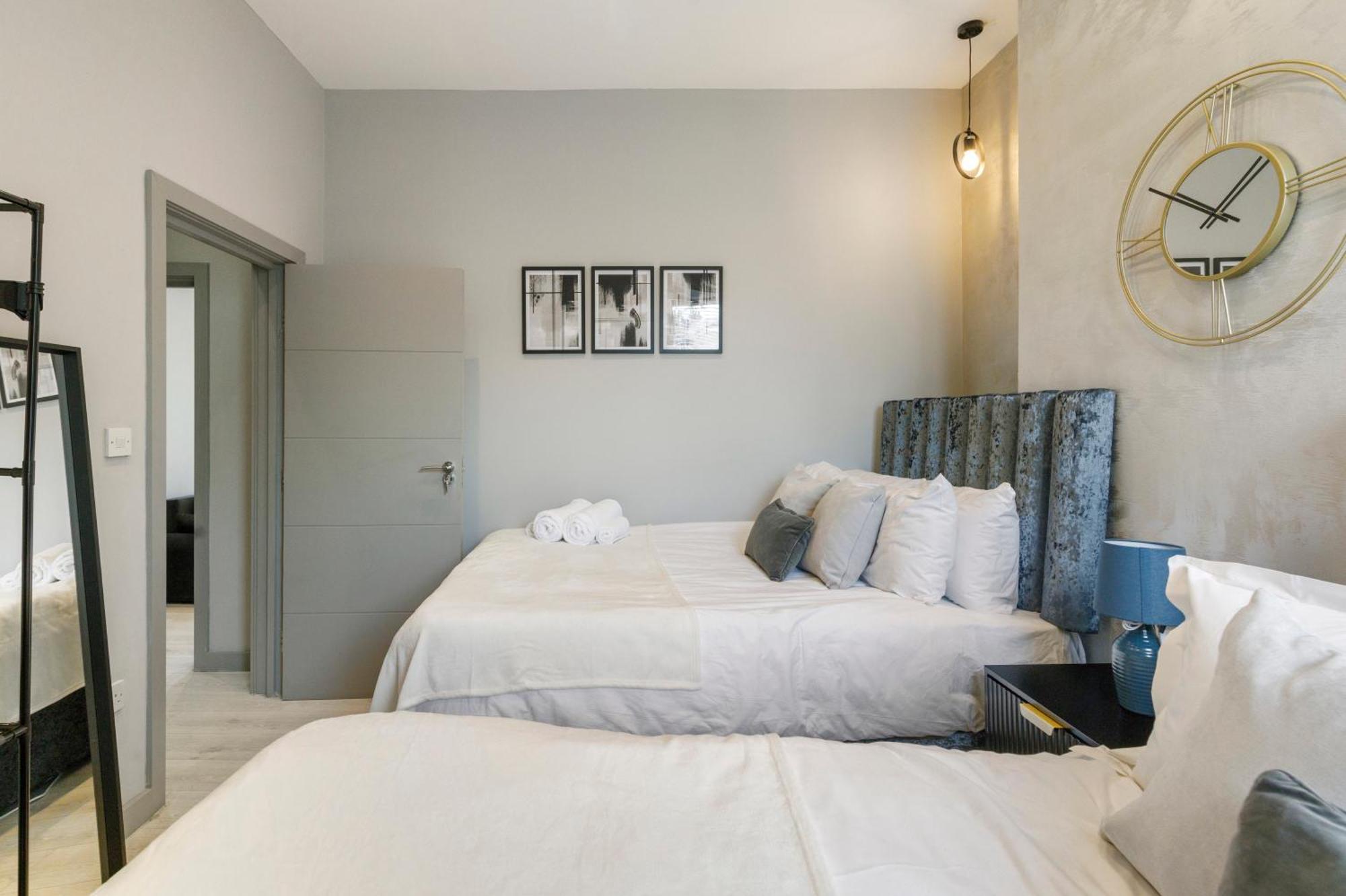 Wembley Luxury 3 Bedroom Apartment *